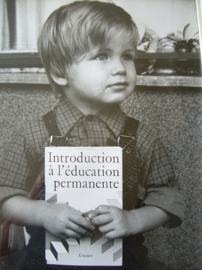 Nikola Čolović 1971 mit der Originalausgabe des ersten Buches, dass in der Bibliothek des 20. Jahrhunderts veröffentlicht wurde: Permanente Erziehung. Eine Einführung.